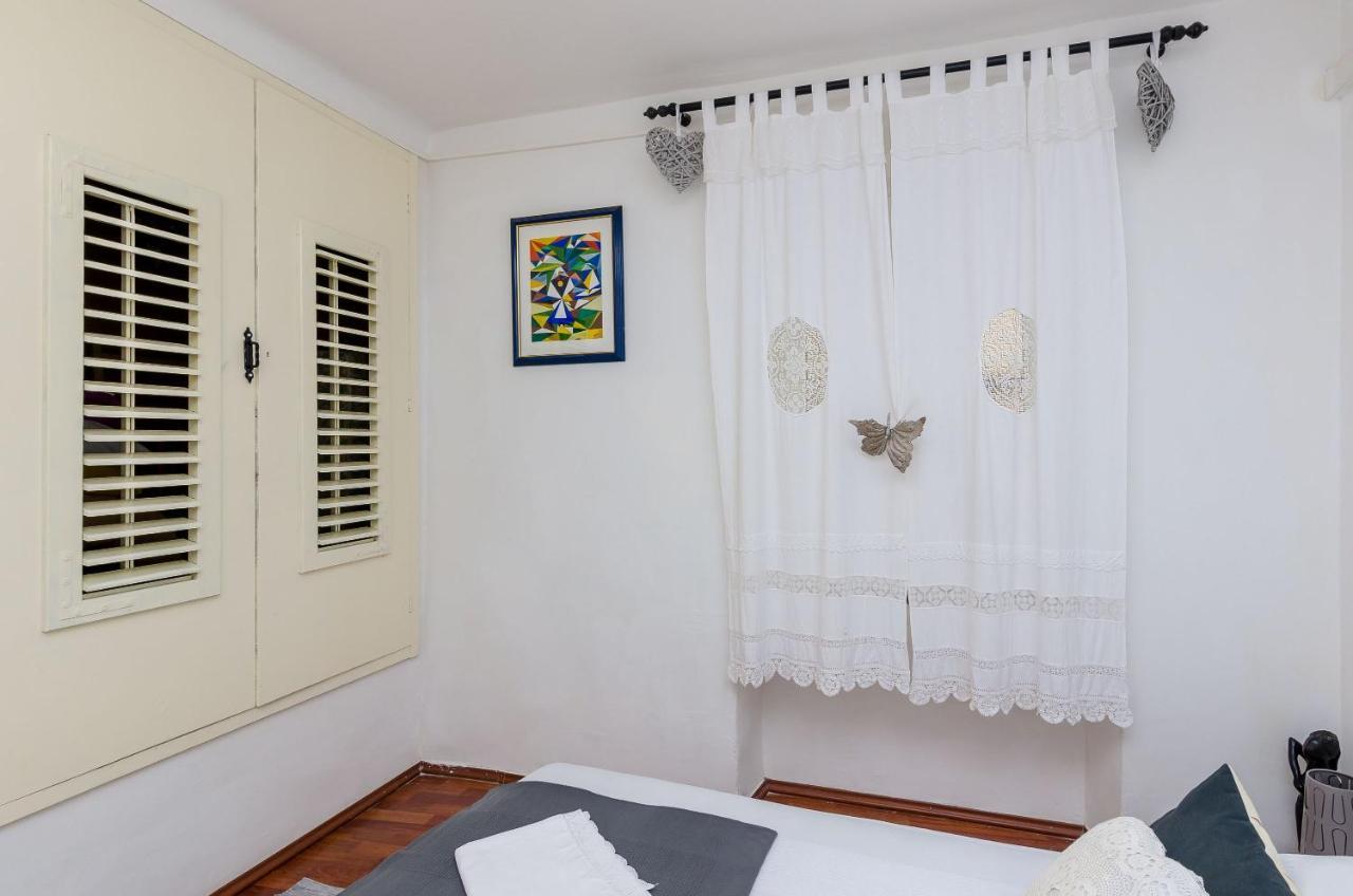 Old Town Budget Apartment Dubrovnik Bagian luar foto