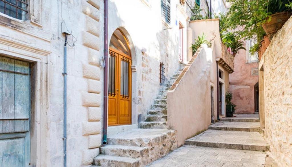 Old Town Budget Apartment Dubrovnik Bagian luar foto