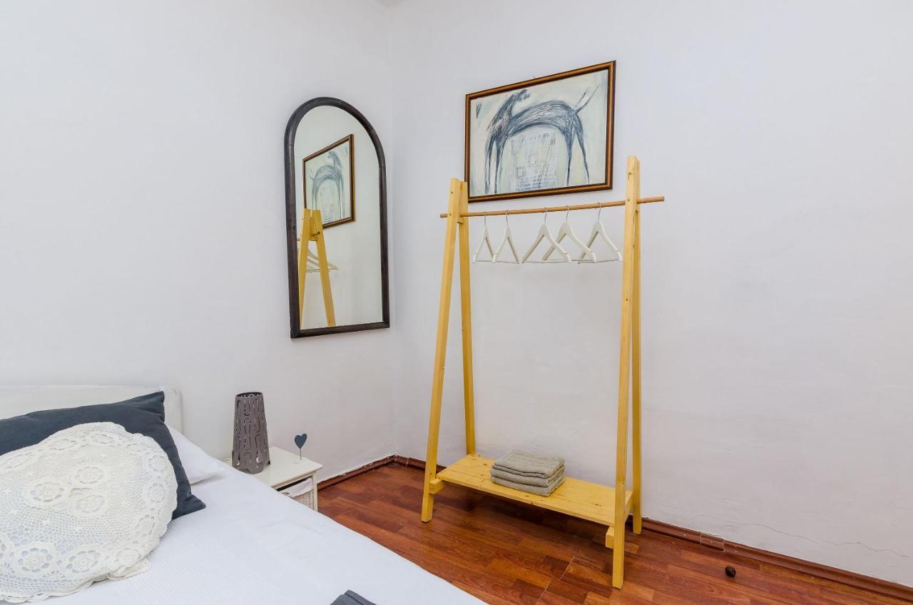 Old Town Budget Apartment Dubrovnik Bagian luar foto