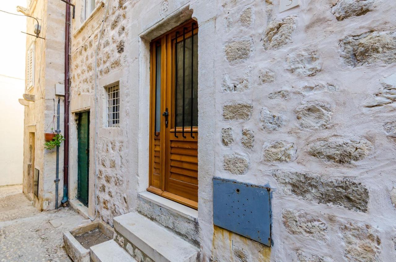 Old Town Budget Apartment Dubrovnik Bagian luar foto