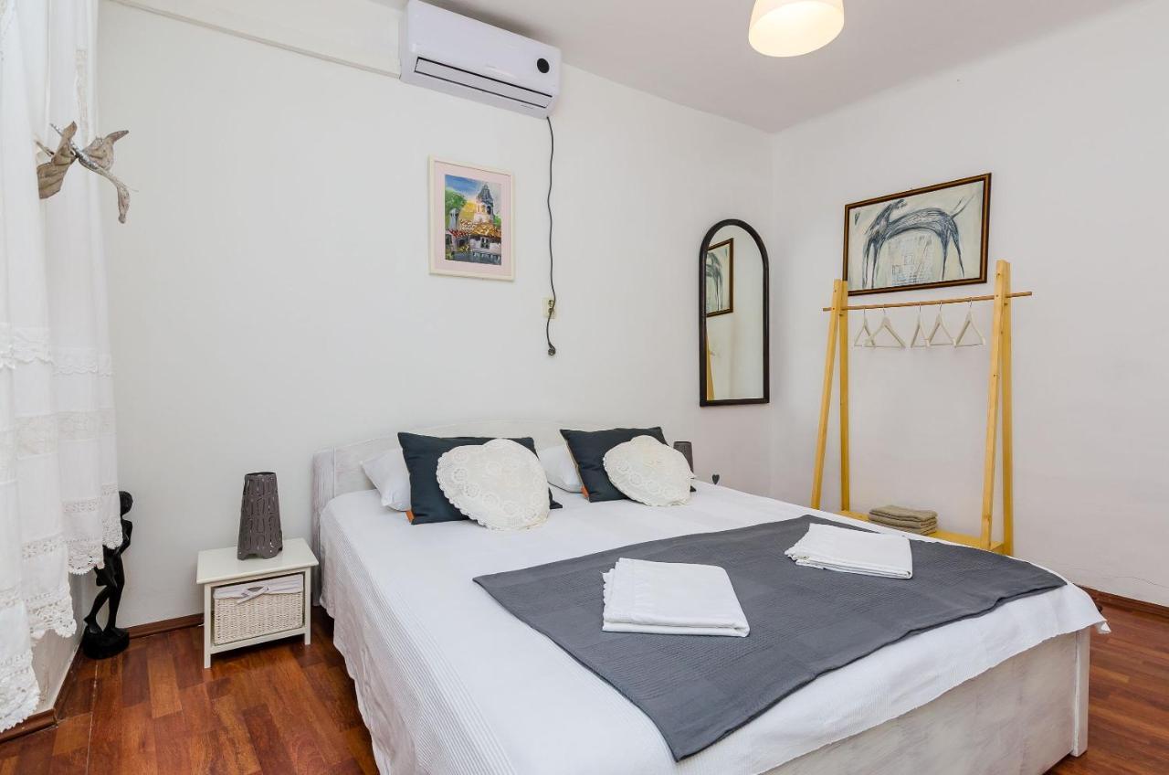 Old Town Budget Apartment Dubrovnik Bagian luar foto