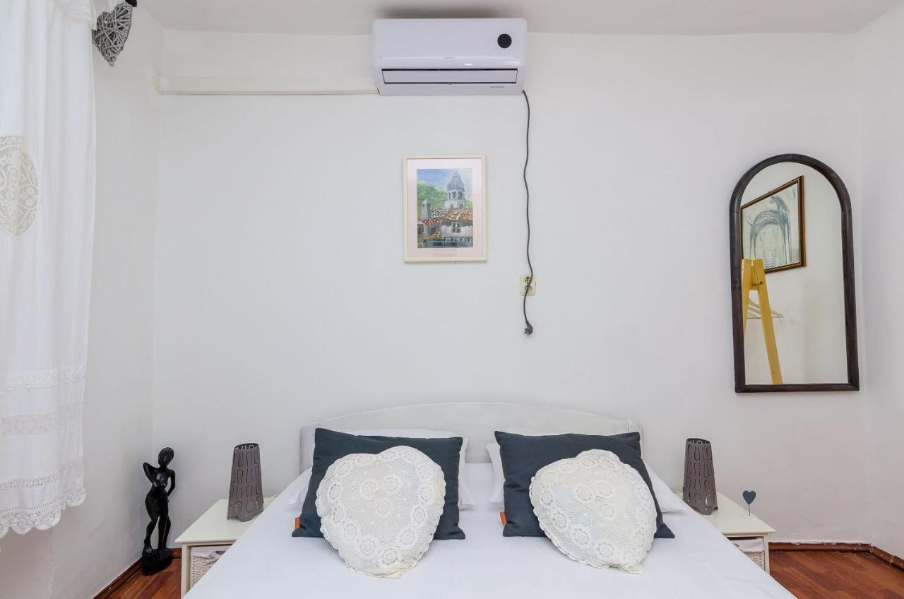 Old Town Budget Apartment Dubrovnik Bagian luar foto