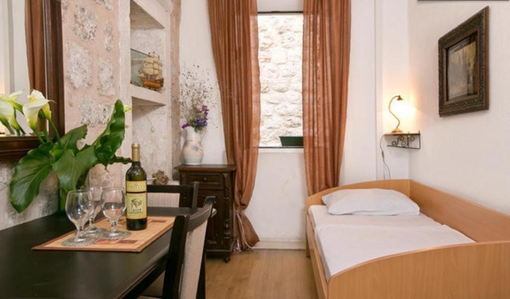 Old Town Budget Apartment Dubrovnik Bagian luar foto